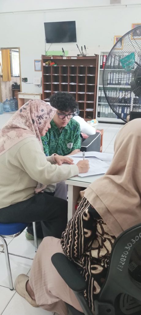 Peserta Didik Pindahan SMAN 105 Jakarta Lakukan Lapor Diri di Ruang Tata Usaha whatsapp image 2026 01 20 at 10.37.48