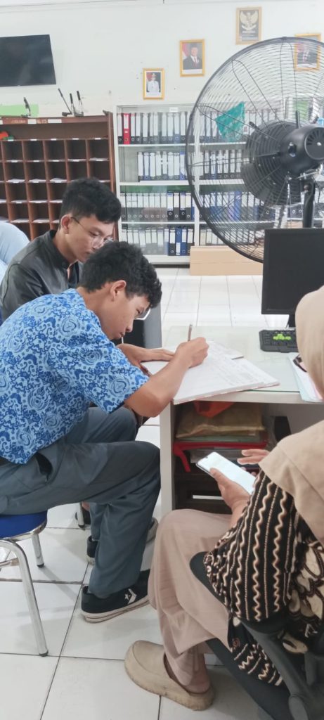 Peserta Didik Pindahan SMAN 105 Jakarta Lakukan Lapor Diri di Ruang Tata Usaha whatsapp image 2026 01 20 at 10.37.49 (1)