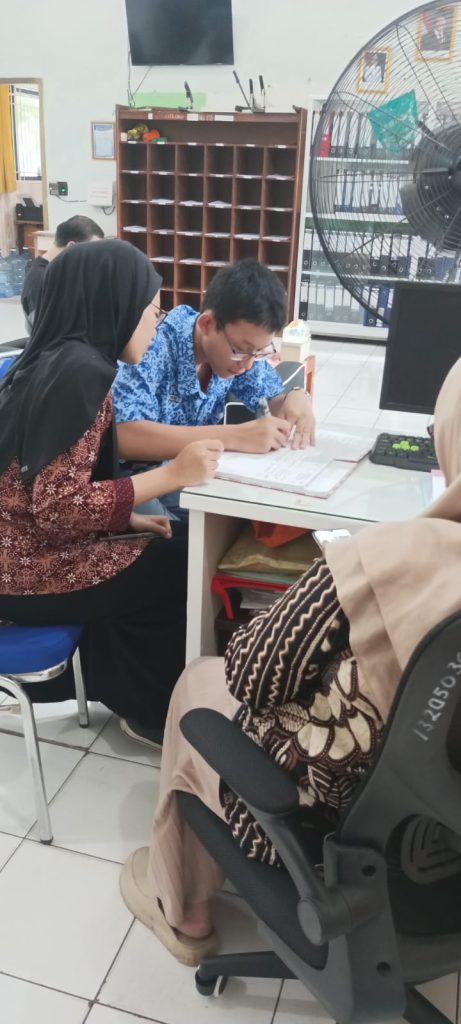 Peserta Didik Pindahan SMAN 105 Jakarta Lakukan Lapor Diri di Ruang Tata Usaha whatsapp image 2026 01 20 at 10.37.49